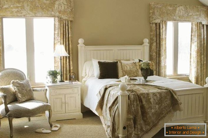 Romantický styl v ložnici pro hosty je jedinečnou elegancí. Světlé béžové povrchové barvy v kombinaci s bílým nábytkem vypadají jemně, vytváří příjemnou atmosféru pro relaxaci.