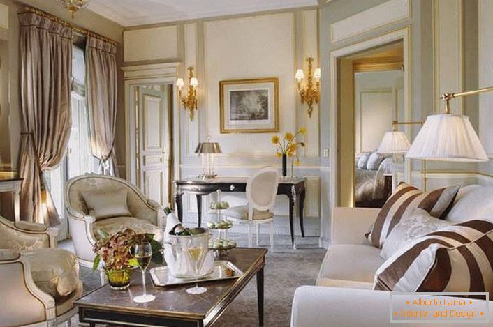 Malý pokoj pro hosty je navržen v souladu s požadavky francouzského stylu. Dobrý příklad osvětlení obývacího pokoje. 