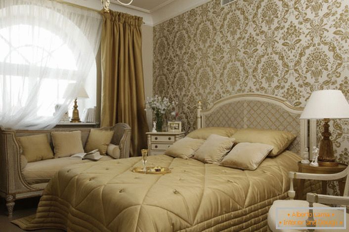 Malá rodinná ložnice ve francouzském stylu s velkým klenutým oknem vypadá stylově a velkolepě.