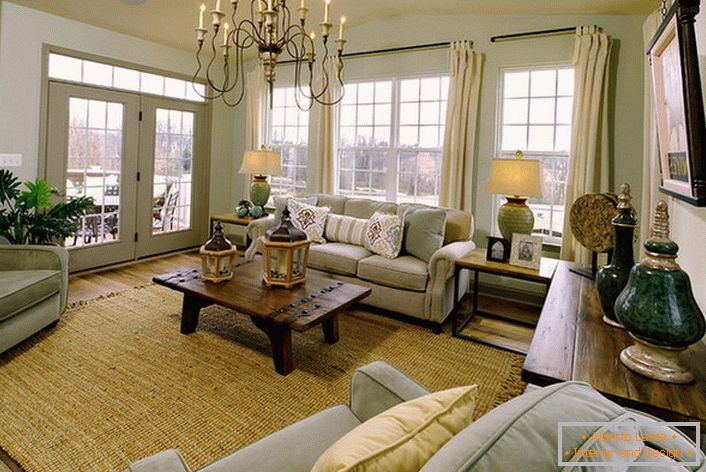Interiérová konstrukce jasně vystihuje styl Říše, který je vyjádřen v náležitě vybraných nábytkových a dekoračních prvcích.