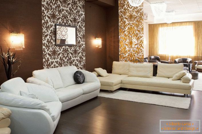 Kontrastní kombinace tmavě hnědé a bílé - klasické řešení pro návrh místnosti v Empire stylu.