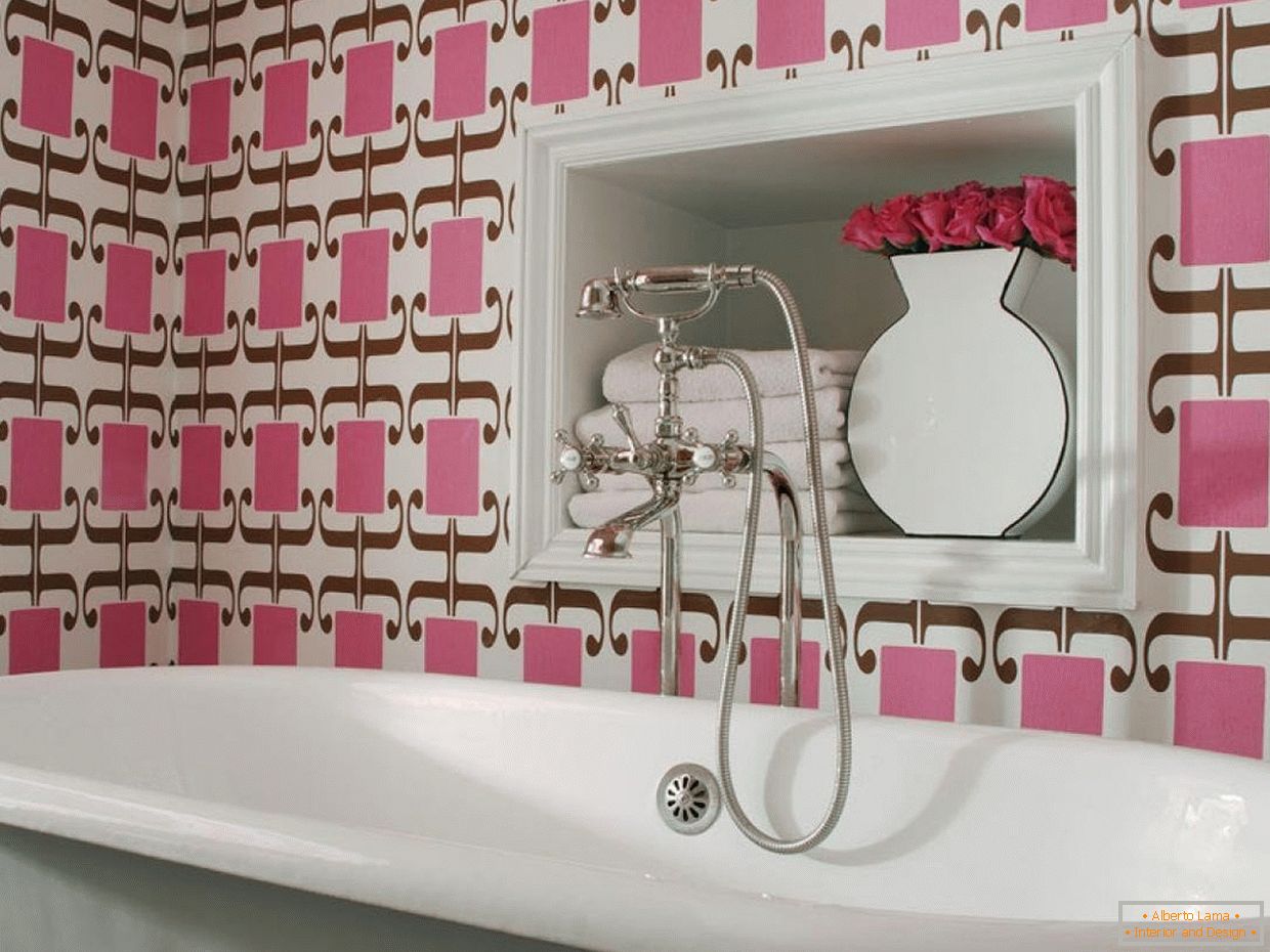 Koupelna se stěnou dekorace v růžových barvách