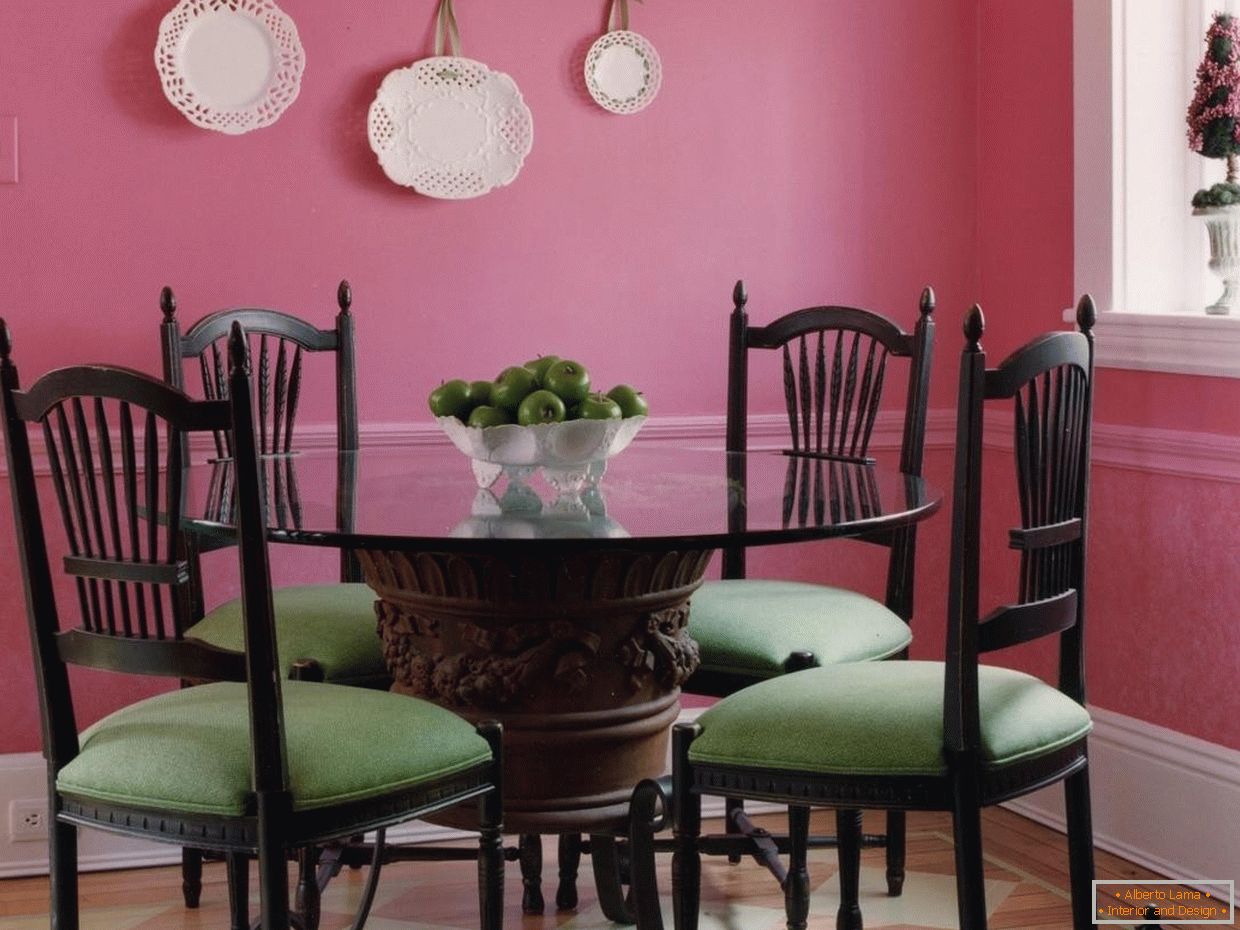 Kombinace zelených židlí v růžové jídelně