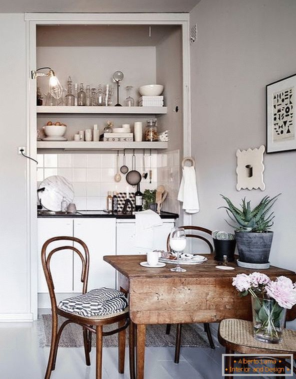 Interiér malé kuchyně v klasickém stylu