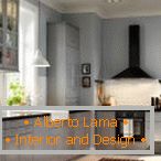Kuchyňský interiér s vestavěnými světly a závěsnými lustry