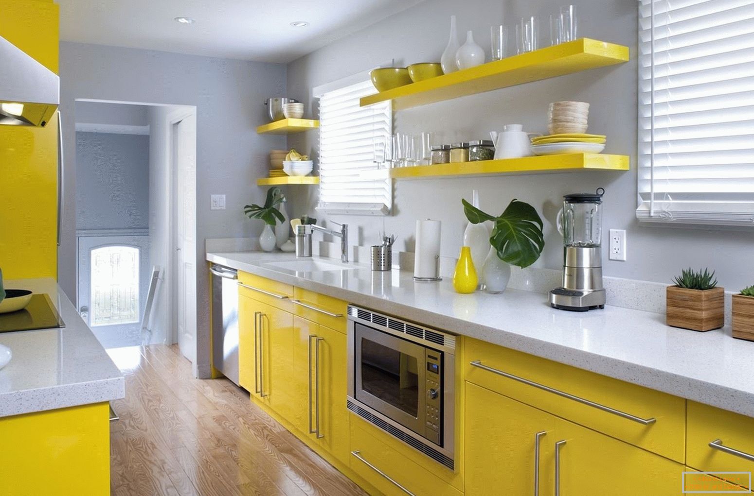 Kombinace žlutého nábytku a šedých stěn v kuchyni