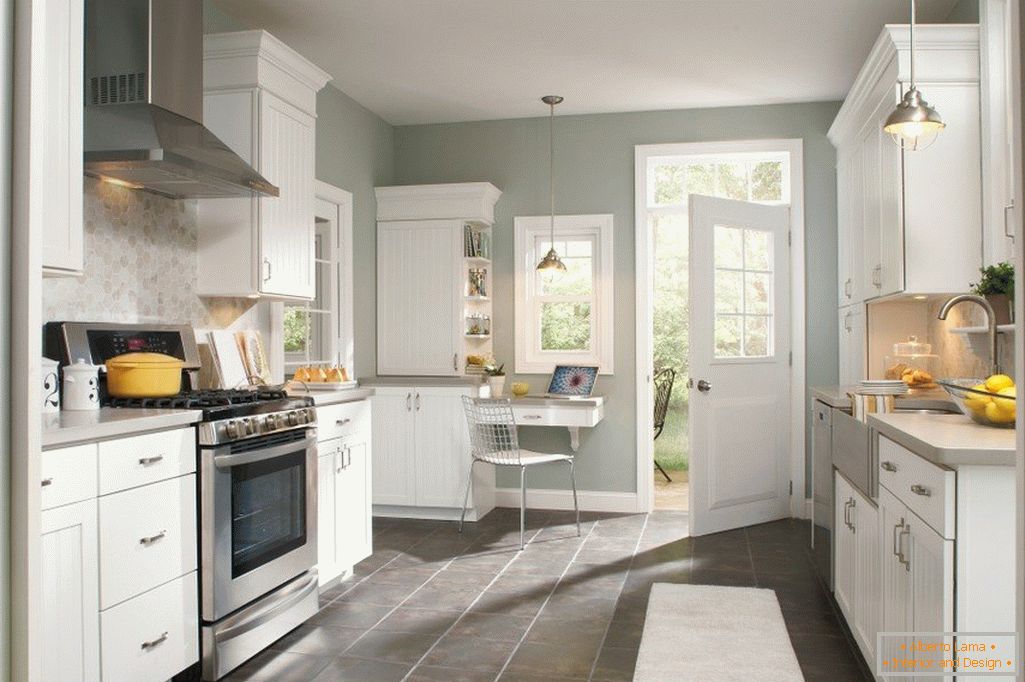 Bílý nábytek a šedé stěny v interiéru kuchyně