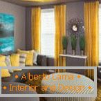 Kombinace šedých stěn a žlutých závěsů v obývacím pokoji