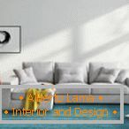 Světlý obývací pokoj s tyrkysovým kobercem