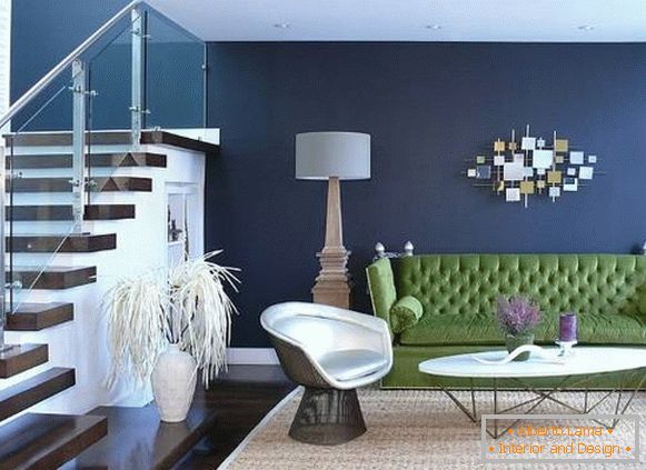 Zelená pohovka a modré stěny v obývacím pokoji