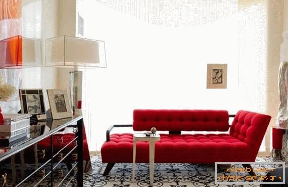 Malý elegantní obývací pokoj s červenou pohovkou
