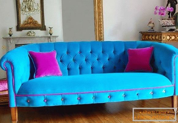 Světlá modrá s růžovou pohovkou v obývacím pokoji