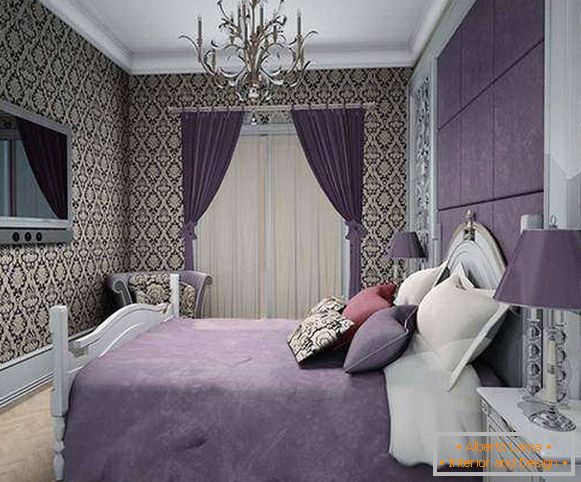 Ložnice v purpurových odstínech - fotografie se vzorkovanou tapetou