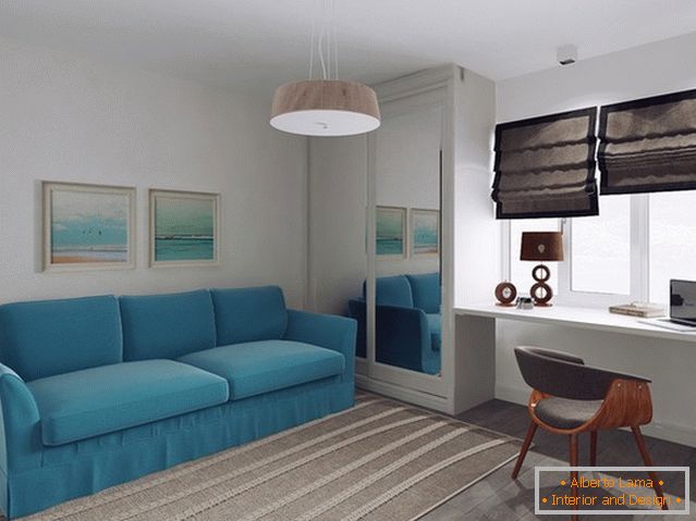 Světlá modrá pohovka v malém obývacím pokoji