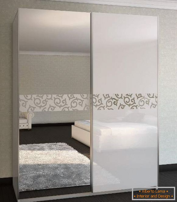 Moderní kupé skříně - design v ložnici se zrcadlem