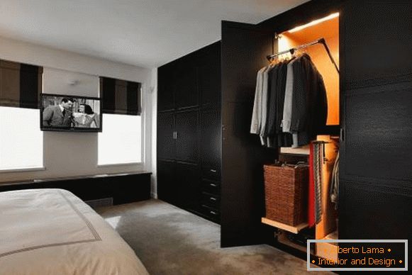 Moderní vestavěná skříň v ložnici