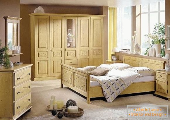 Dřevěná šatní skříň v ložnici luxusu