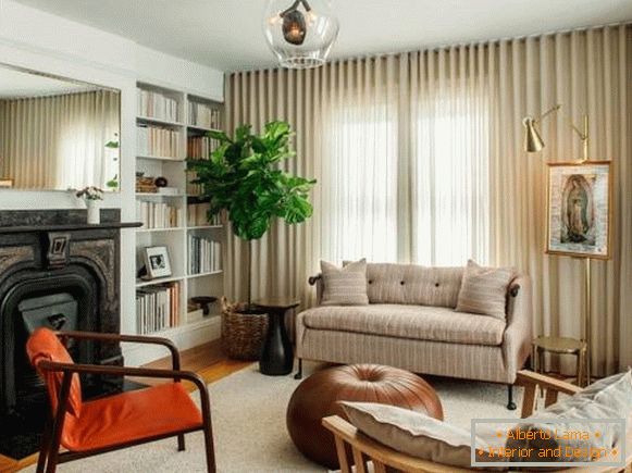 design-obývací pokoj s průhlednými závěsy