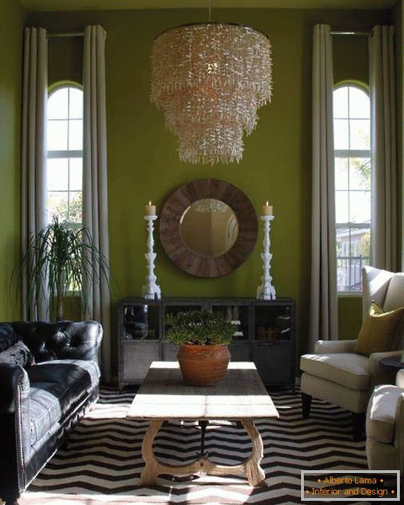 světle šedé záclony v zelené obývacím pokoji