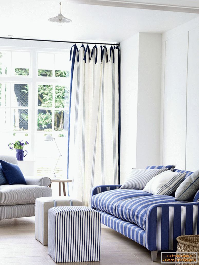 3-ian-mankin-blue-obývací pokoj-sofa-in-oxford-proužek-námořnictvo-křeslo-in-ticking-námořní-záclony-in-zrno-proužek-indigo-lifestyle-portrét