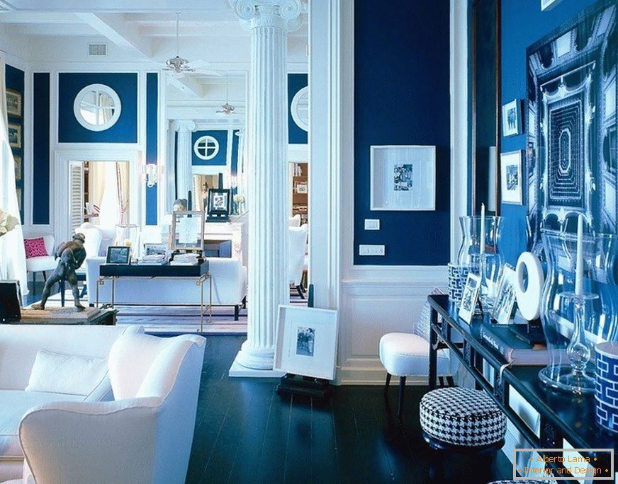 Modré stěny v interiéru obývacího pokoje
