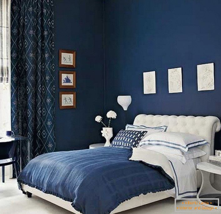 Modré stěny a záclony v ložnici