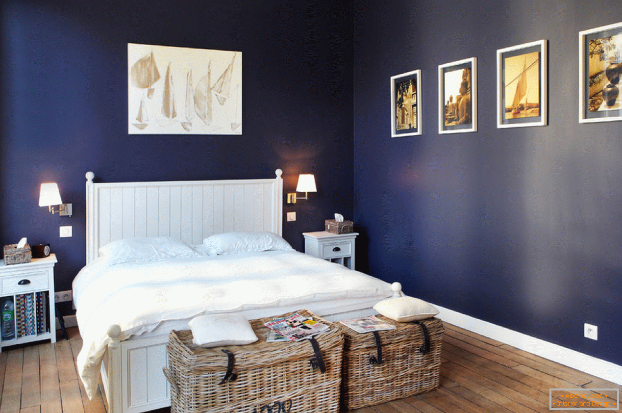 Modré stěny v ložnici
