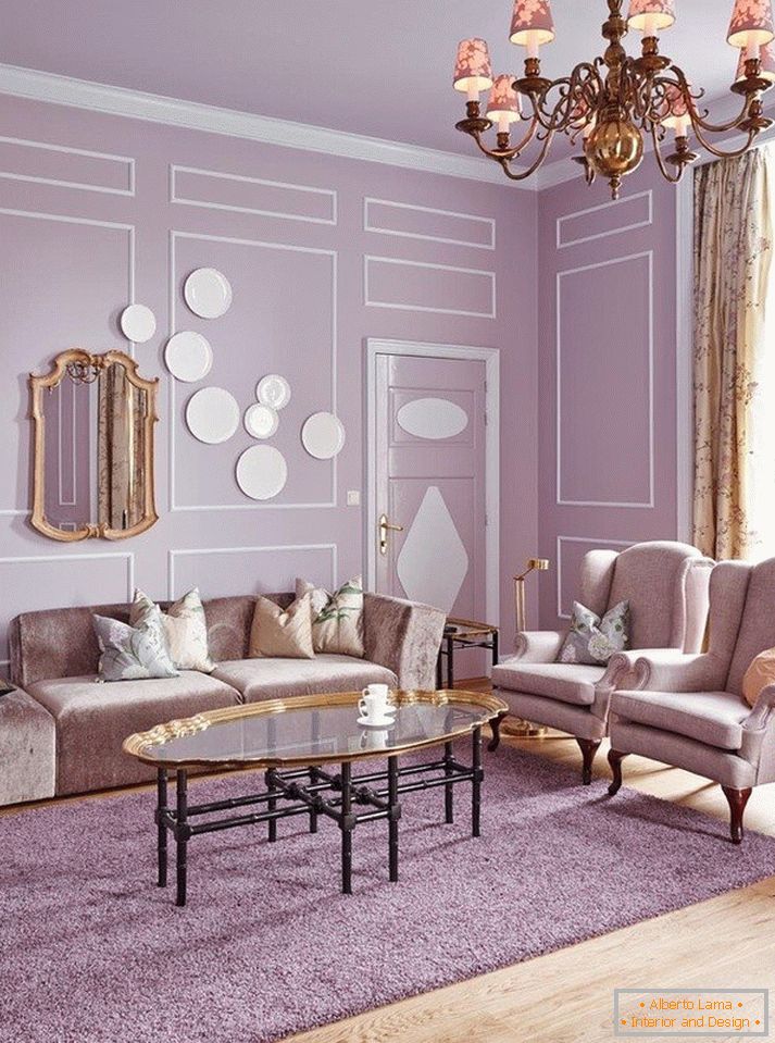 Měkká fialová barva v obývacím pokoji