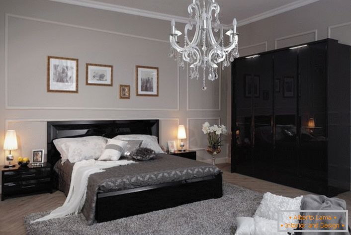 Útulná a stylová ložnice v high-tech stylu, vyrobená ve světle šedých tónech, s kontrastním černým nábytkem.