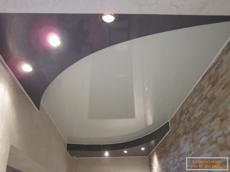Dvouúrovňový úsek stropu černobílý pro prostornou halu - správné řešení pro městský byt.