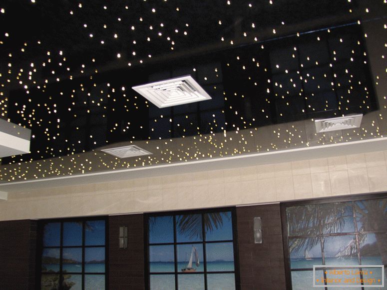 Lesklý stropní strop z PVC napodobuje noční oblohu, hvězdnou oblohu. Skvělý nápad pro ložnici nebo dětský pokoj.
