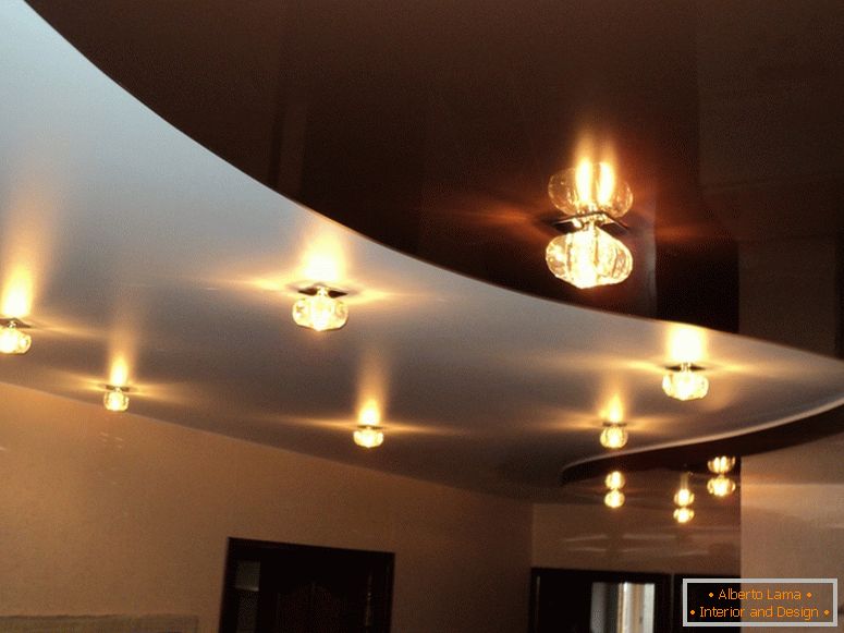 Vynikající strop pro prostorný obývací pokoj je zvláště důležitý v podmínkách nedostatečného přirozeného osvětlení.