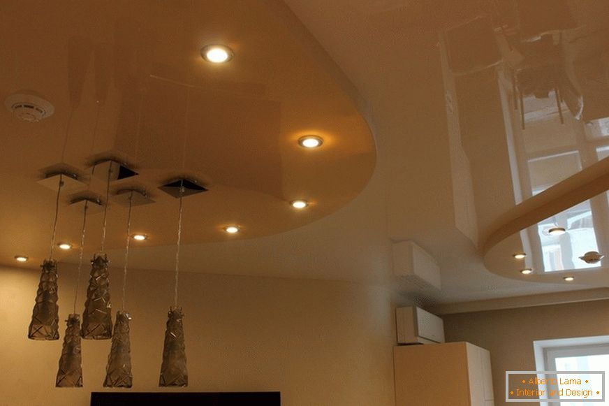 Dvoupatrový stropní strop PVC v obývacím pokoji městského bytu. Konceptuální osvětlení je dobrý designový krok.