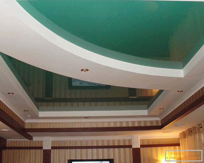 Vícevrstvá konstrukce stropních PVC stropů podél sádrokartonové úrovně je vybavena LED, vestavěnými lampami.