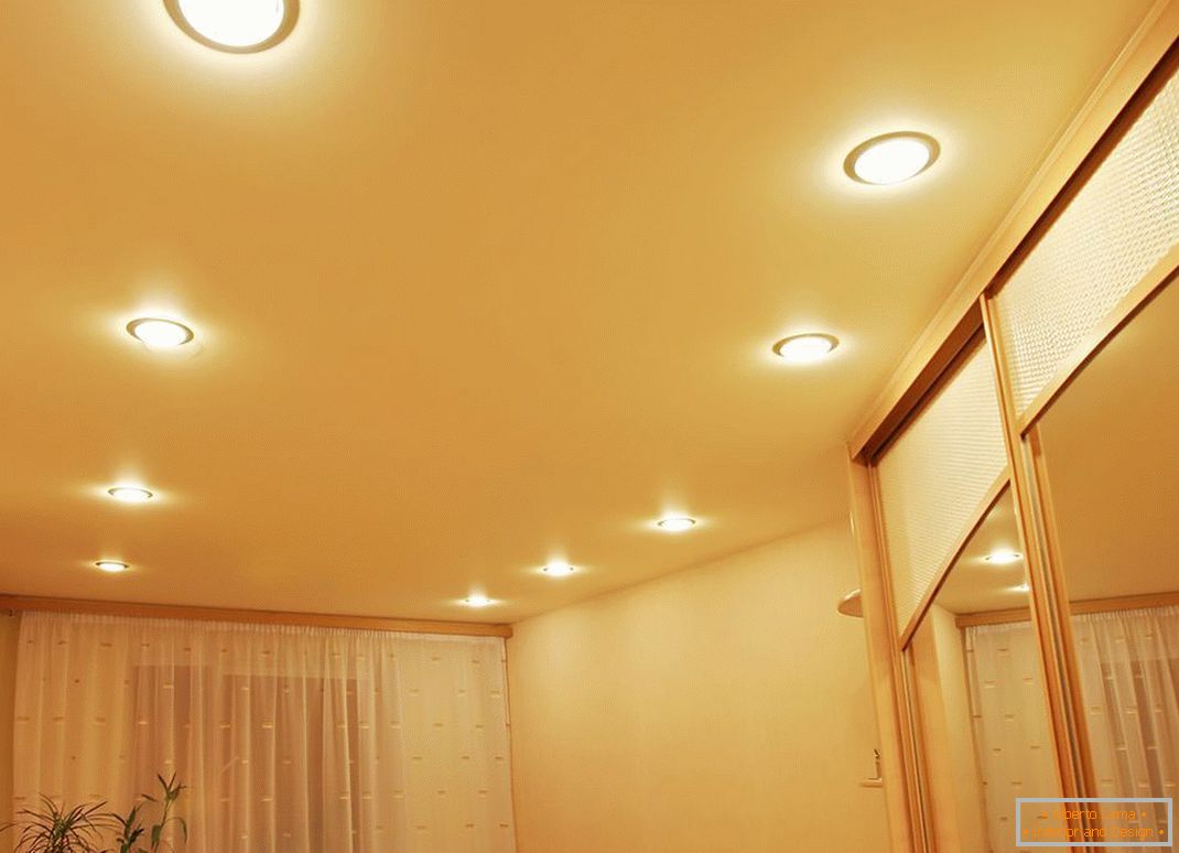 Bodové osvětlení je vždy výhodně kombinováno s roztažnými stropy z PVC.