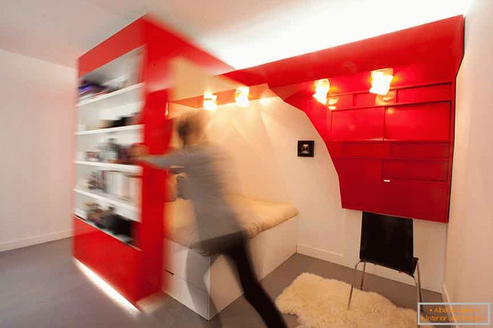 Skládací ložnice v bílé a červené barvě