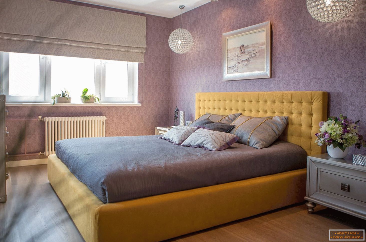 Žlutá postel v purpurovém interiéru