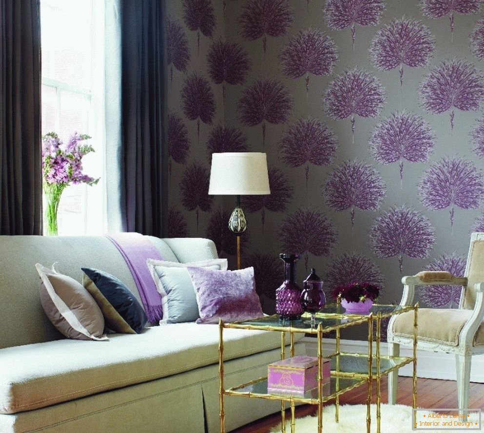Obývací pokoj s fialovými detaily