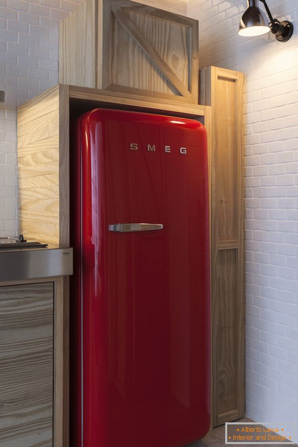 Červená lednička v interiéru malého bytu