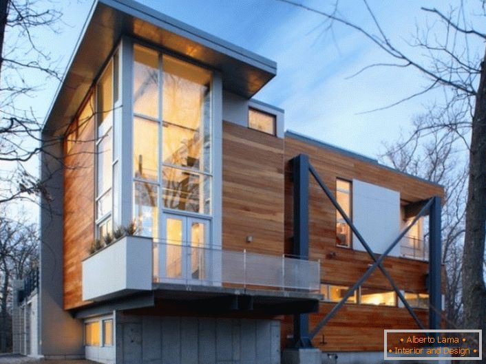 Dřevěné stěny domu jsou v high-tech stylu se stylovými plastovými panoramatickými okny.