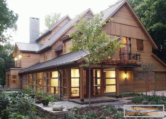 Velký dřevěný dům - fotografie venku s vlečkou