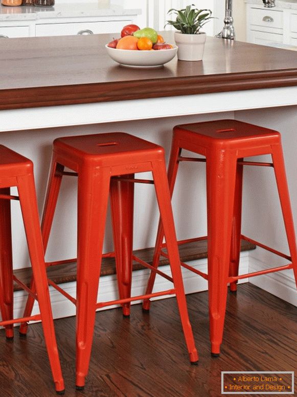 Яркие барные стульI в дизайне кухни