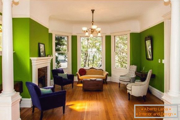 Zelená barva stěn ve velkém obývacím pokoji