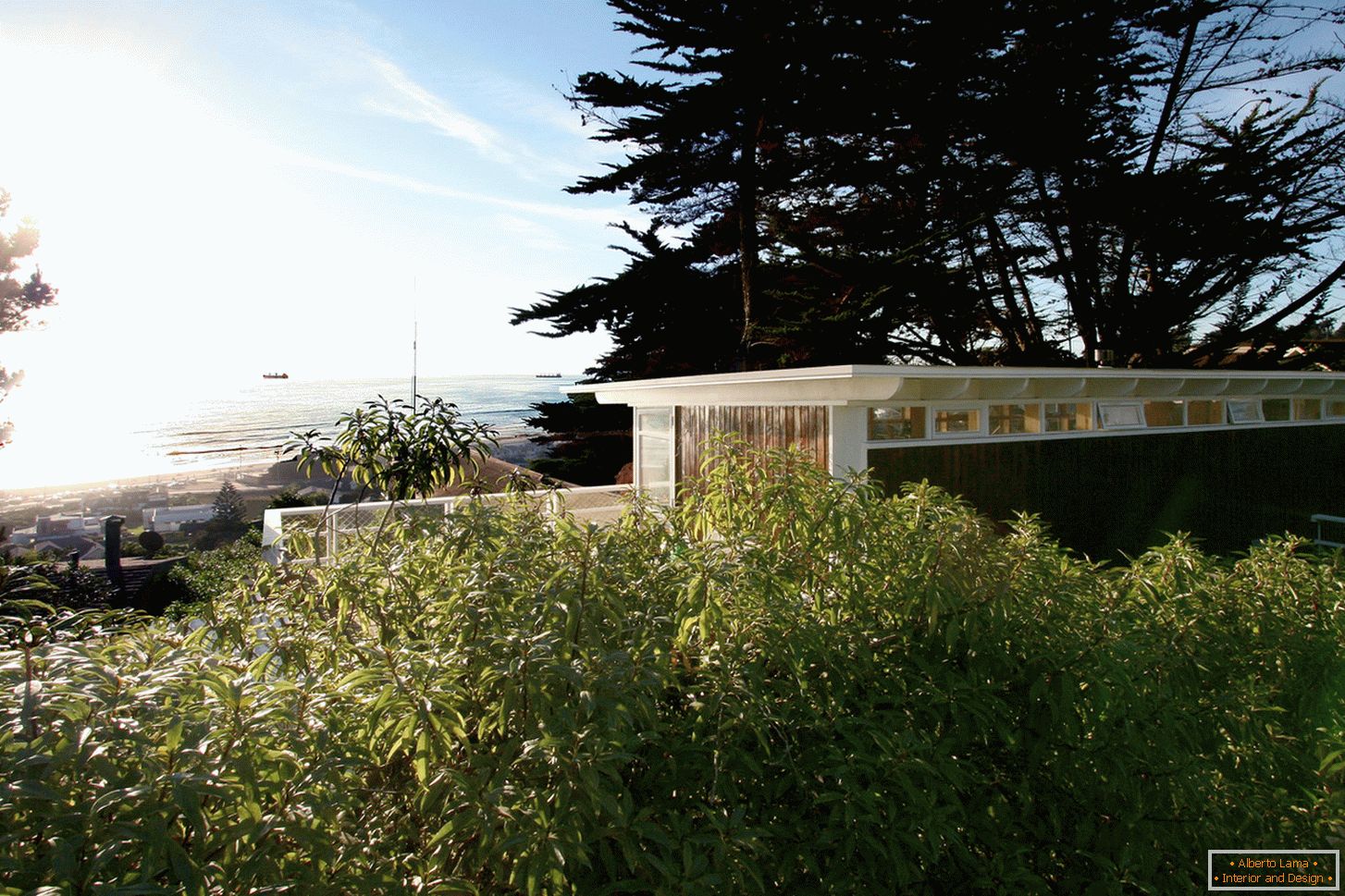 Moderní dům s výhledem na oceán