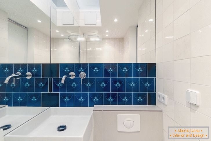 Modré dlaždice na zdi v koupelně