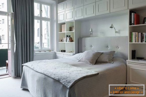bílá ložnice v moderním stylu s vestavěným nábytkem