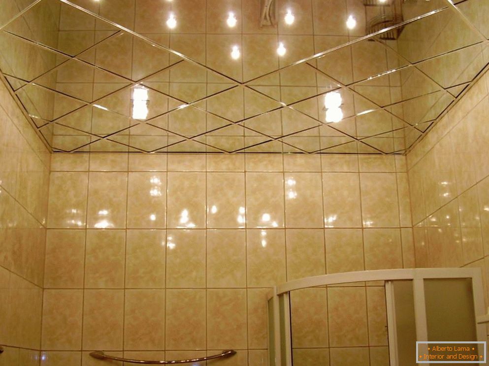 Zrcadlový strop v koupelně