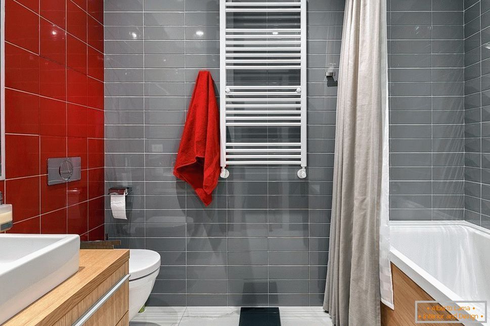 Červené šedé stěny v koupelně