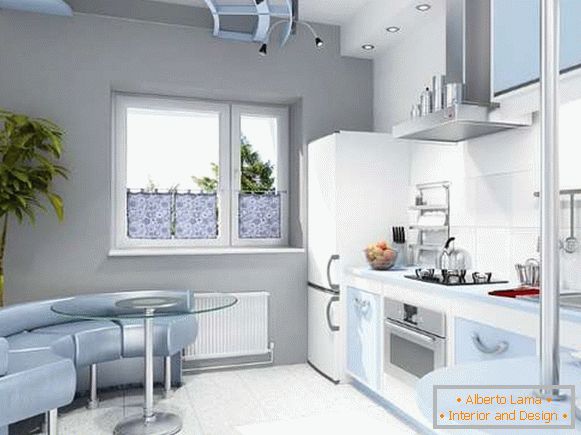 Interiér malé kuchyně v soukromém domě - design v bílých a modrých odstínech