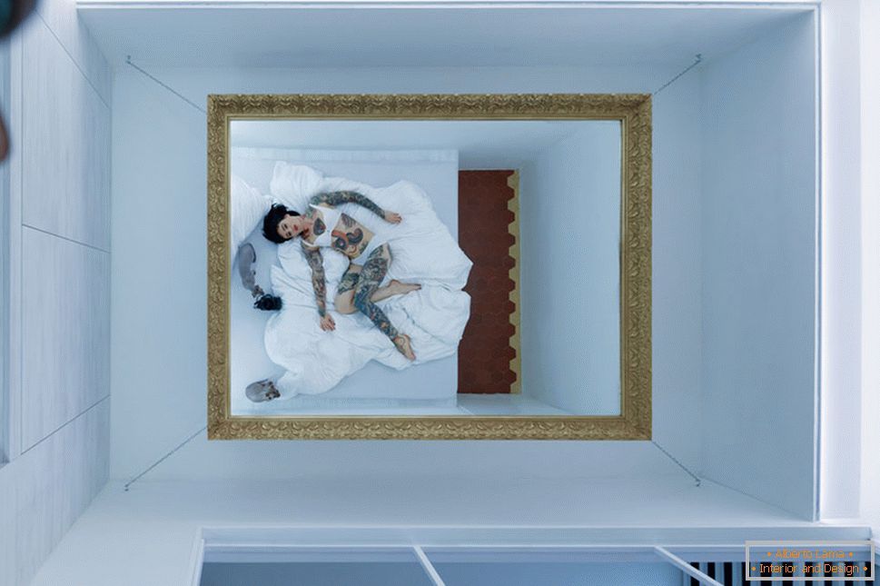 Moderní design malého bytu - zrcadlo na stropě